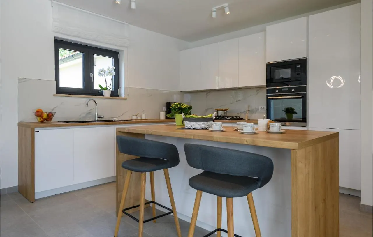 Cozy Home In Prodol With Wifi Manjadvorci 0*,